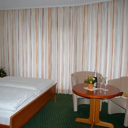 豪斯德国克罗恩酒店 酒店